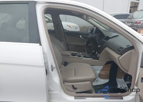 2010 Mercedes-Benz C 300 Luxury 4Matic/Sport 4Matic z USA, uszkodzony, nr VIN WDDGF8BB3AR102499